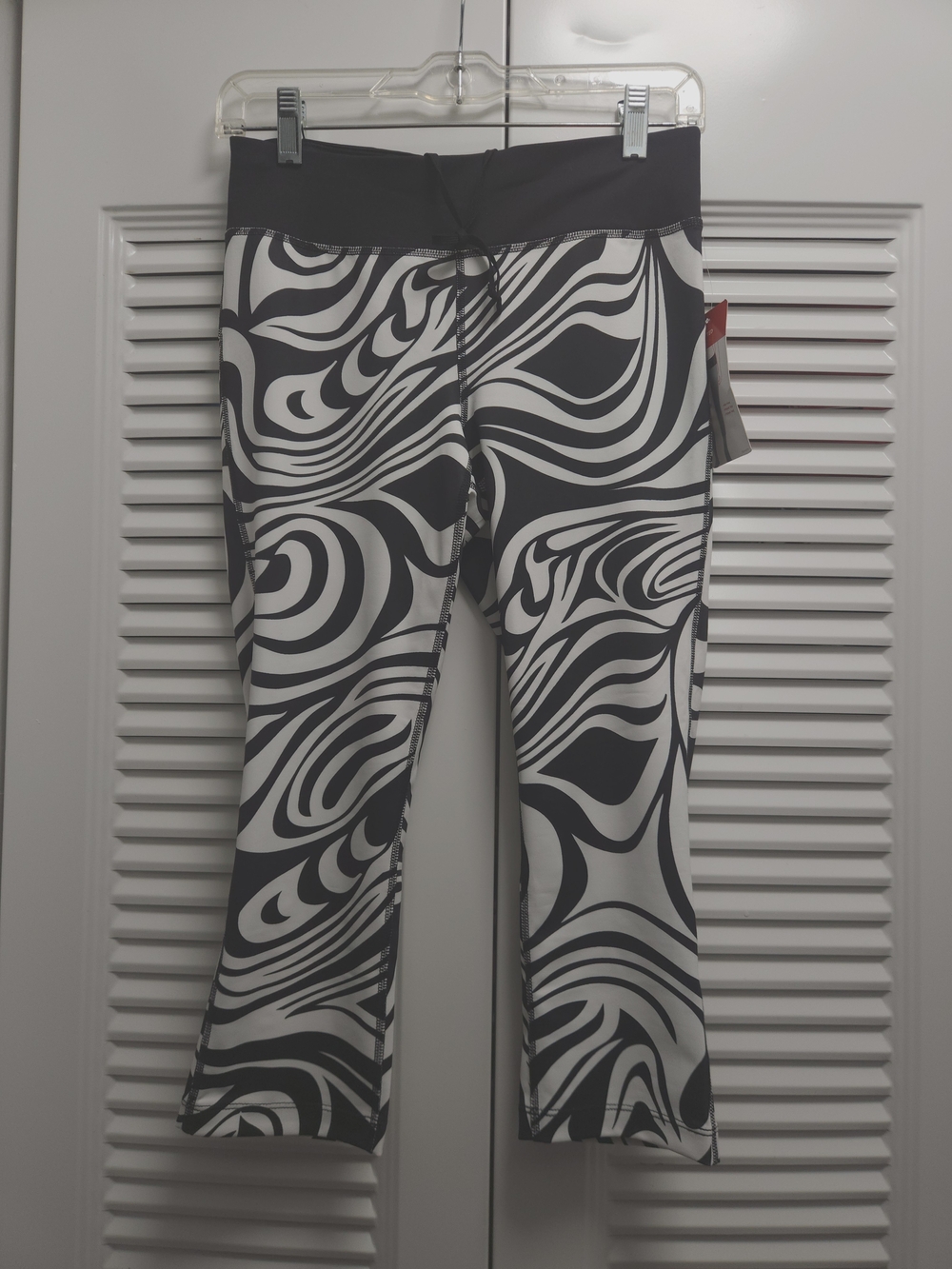 Xersion Black & White Swirl Capri Pants